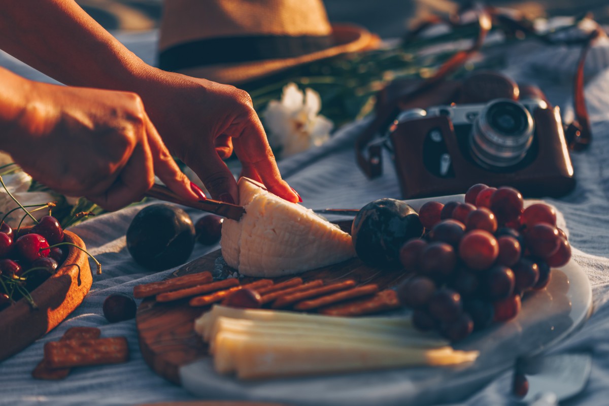 Пикник без рисков: какие продукты взять, а какие оставить дома