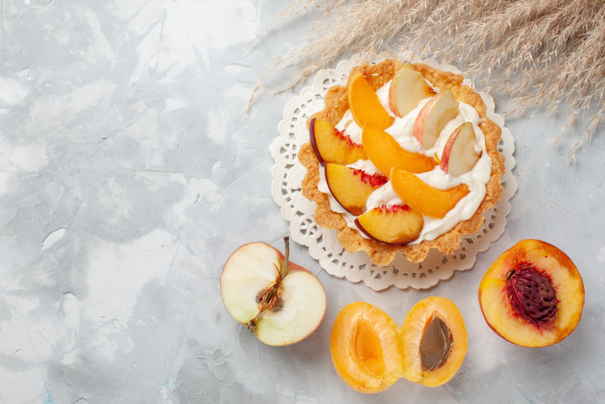 Шарлотка с нестандартной начинкой: порадуйте семью новым вкусом