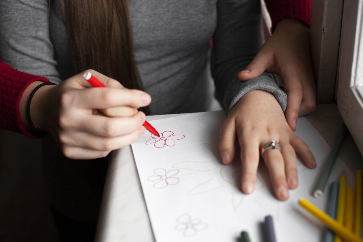 Почему подростки наносят себе порезы и как им помочь