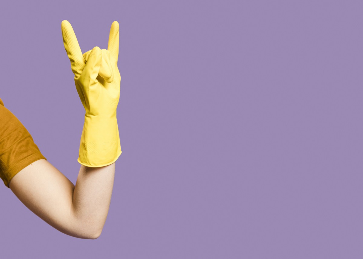 Секреты уборки: зачем загибать края резиновых перчаток