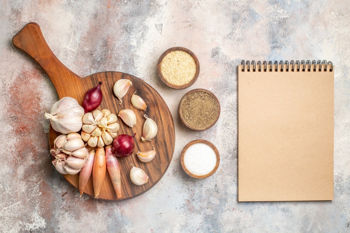 Как сохранить чеснок свежим в квартире: простой трюк с солью