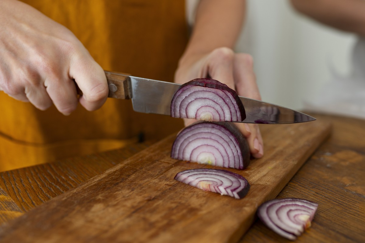 Как избежать слёз при нарезке лука: советы шеф-поваров