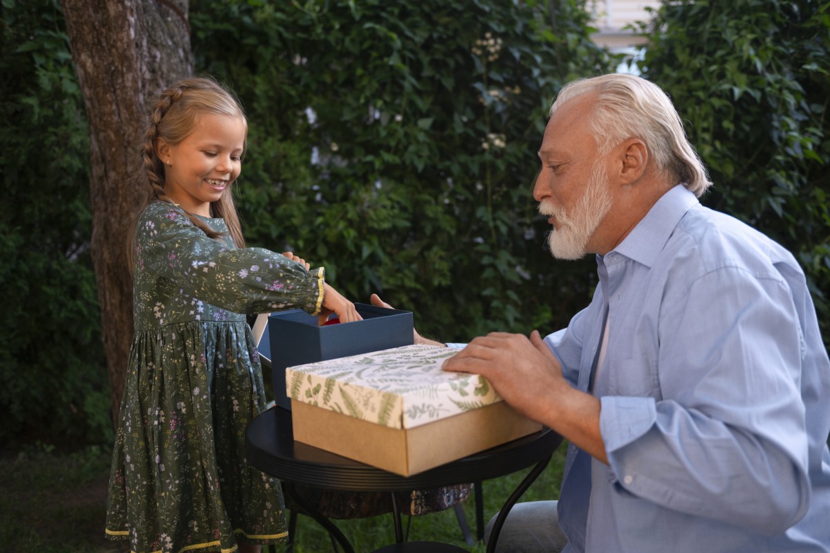 Подарки для внуков: как не ошибиться в выборе