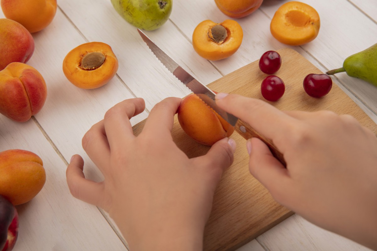 Можно ли есть фрукты и ягоды с косточками: мнение врача