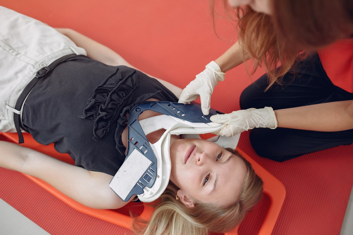 Первая помощь: как не навредить и действительно помочь пострадавшему