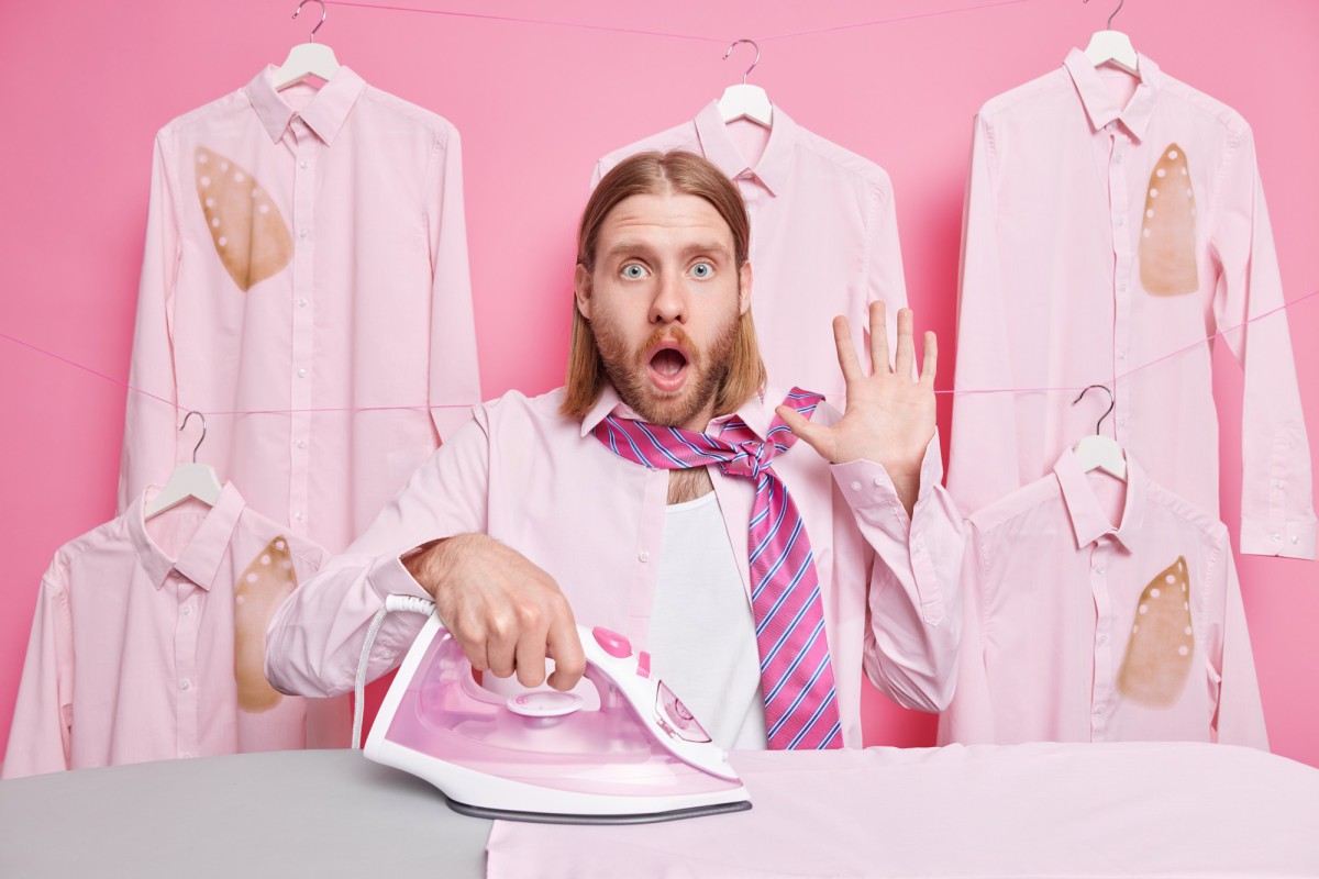 Как быстро и просто убрать накипь из утюга и спасти свою одежду