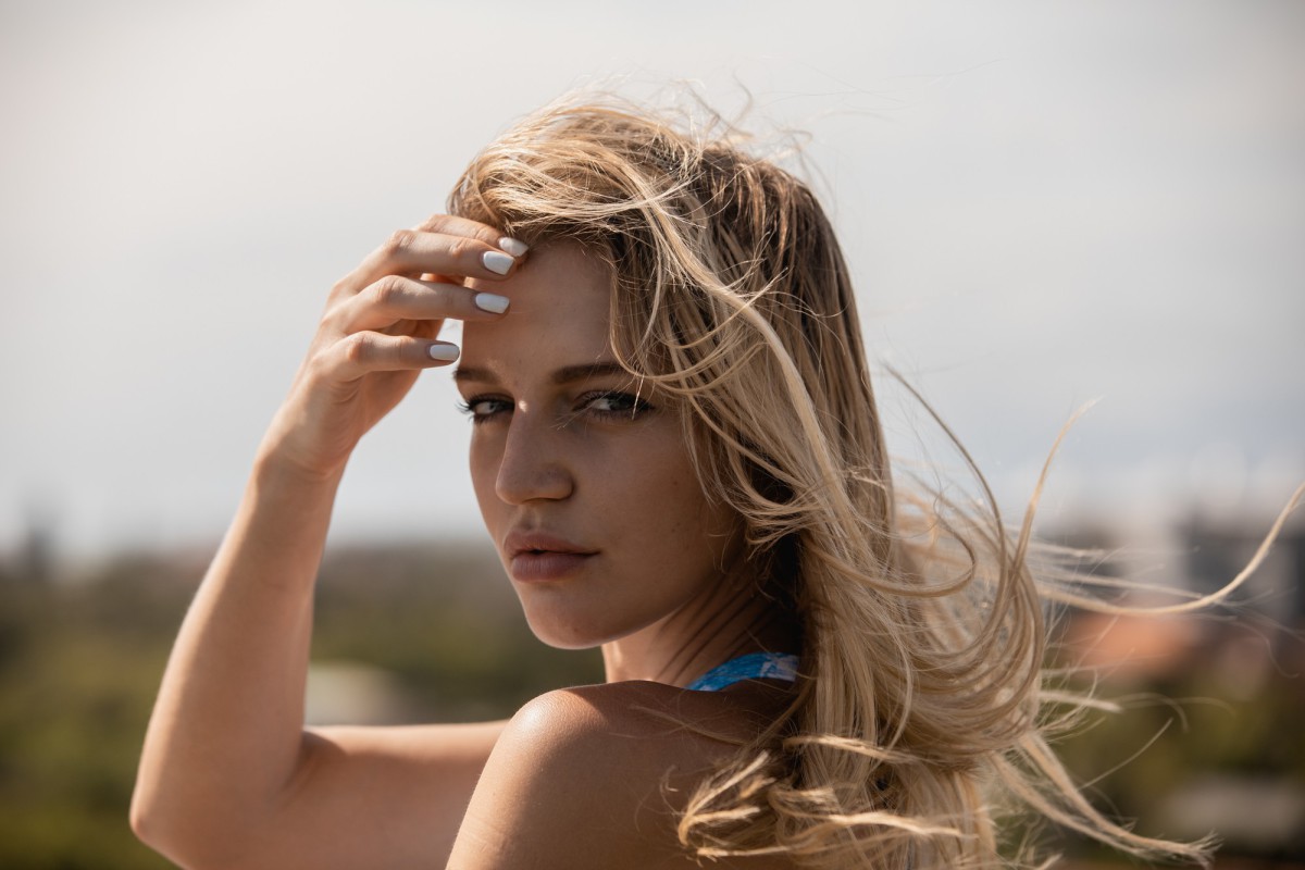 Как сохранить здоровье волос летом: советы эксперта