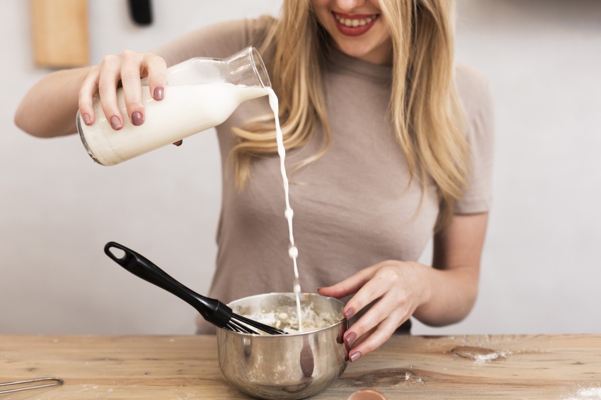 Как приготовить топлёное молоко без духовки: простой рецепт