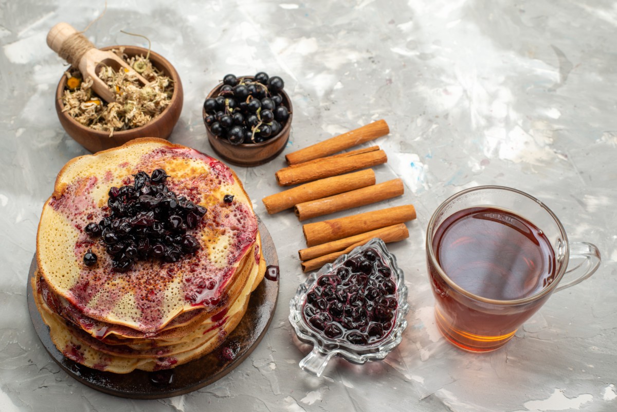Чёрный чай вместо яиц и молока: готовим пышные блинчики по новому рецепту