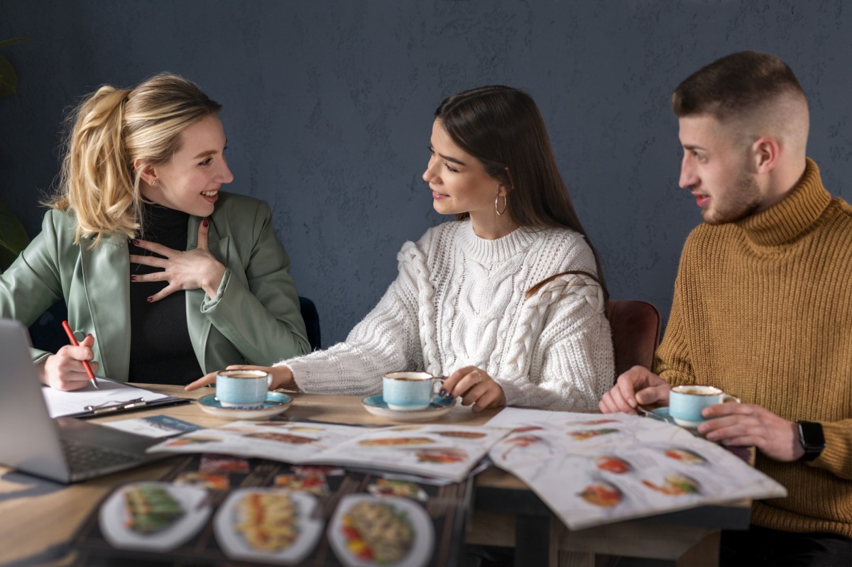 Как вести себя с друзьями мужа: советы для идеальной невестки