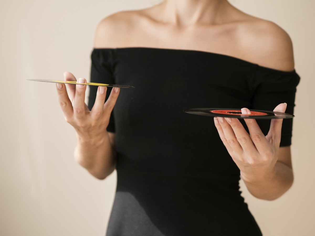 Маникюр без лишних деталей: как не выглядеть старомодно