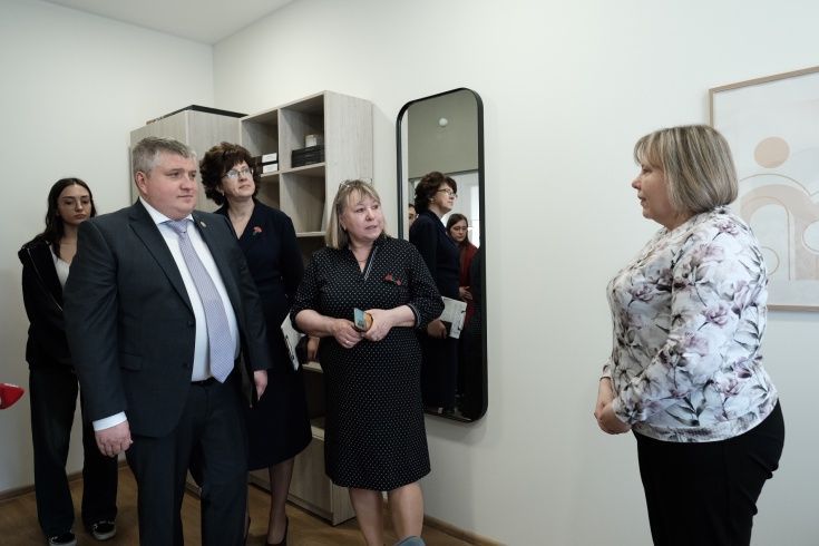 Александр Дронов посетил Семейный МФЦ в Пестове
