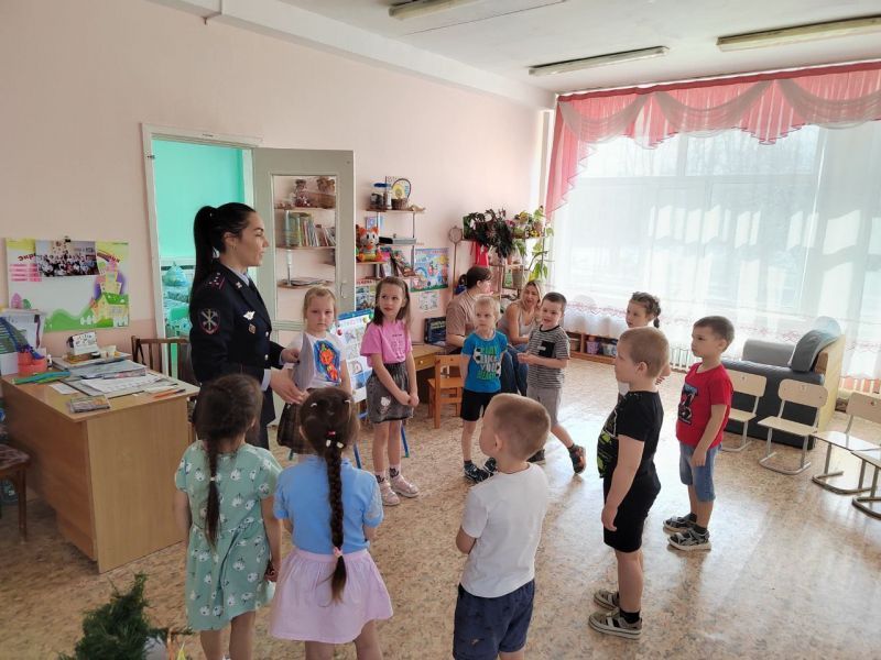 Будь в форме: полицейские Ачинска рассказали о своей профессии дошколятам