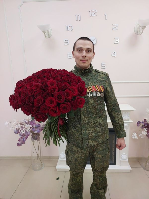 В Ленобласти герой СВО встретил жену и новорожденных двойняшек с букетом из 101 розы