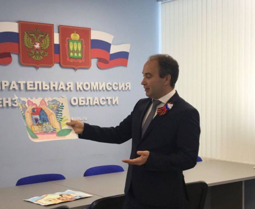 Владимир Фомин наградил юных победителей конкурса рисунка «Право на защиту»
