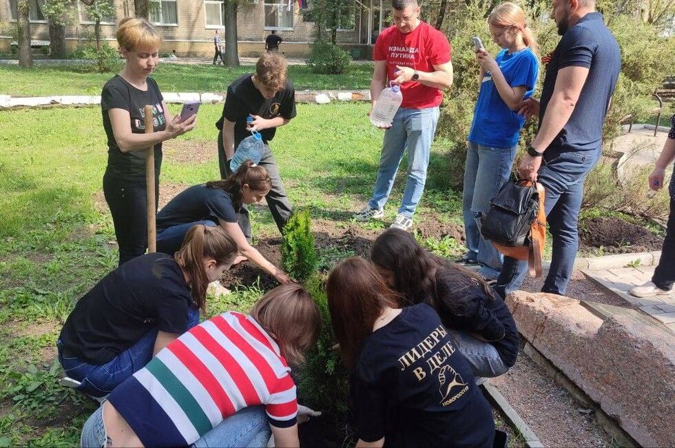 «Сад памяти» из роз, кустов и деревьев появился около детской больницы в Донецке