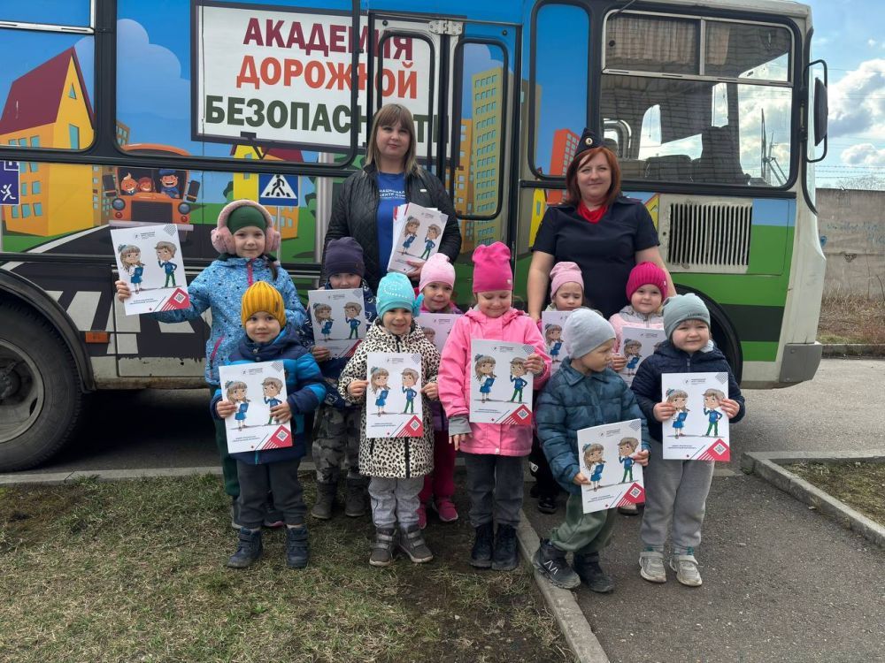 Сотрудники Госавтоинспекции города Бийска провели занятие по Правилам дорожного движения в детском саду