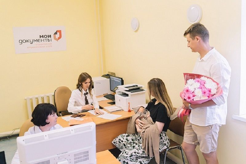 Ещё два кировских роддома смогут оформлять документы на новорожденных