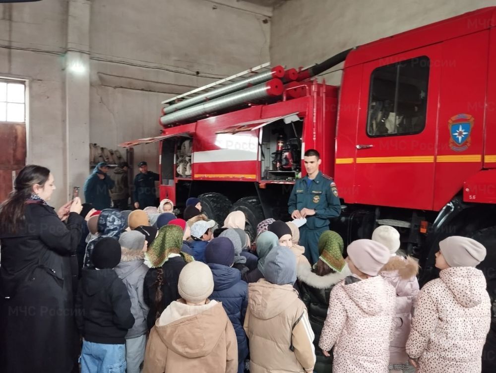 Занимательная экскурсия по пожарно-спасательной части для юных гостей