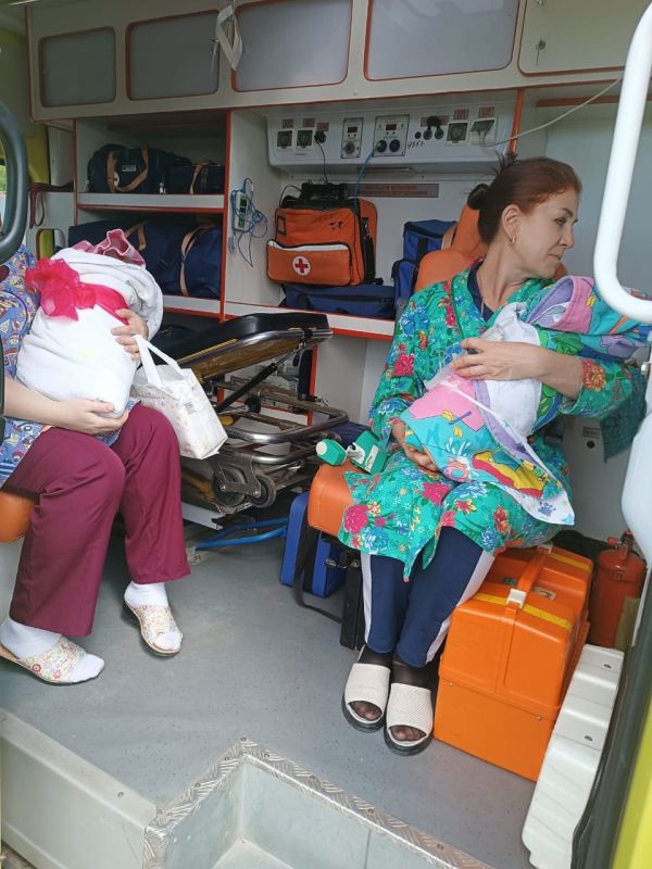 Недоношенную двойню девочек вертолетом доставили в Саратов из Вольска