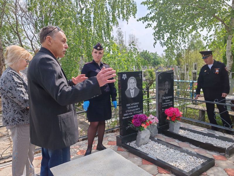 Полицейские Кировского округа приняли участие в патриотической акции «Чистая память»