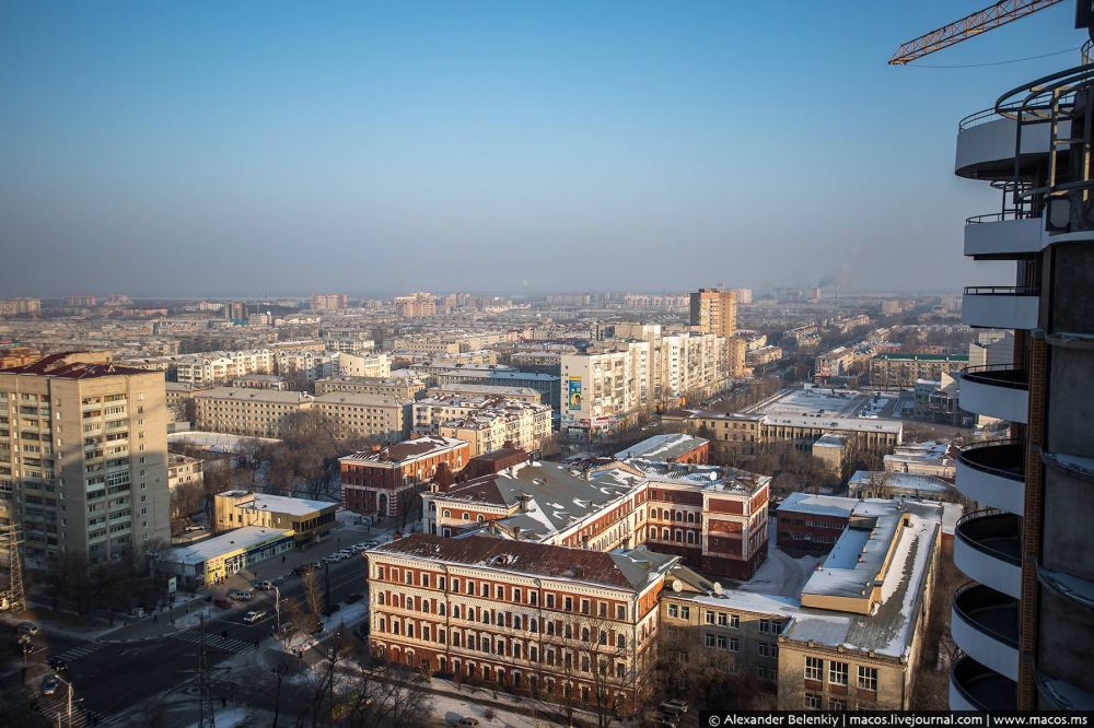 В Приамурье многодетная семья из дома с ужасными условиями переехала в безопасное, но временное жилье