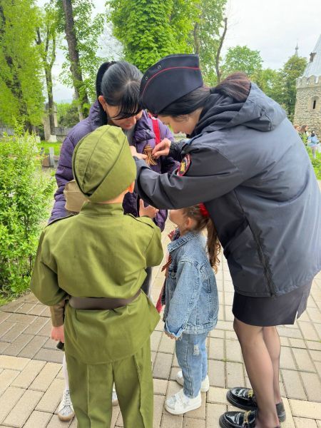 В Алагирском районе Северной Осетии полицейские вместе с юными помощниками раздавали горожанам георгиевские ленточки