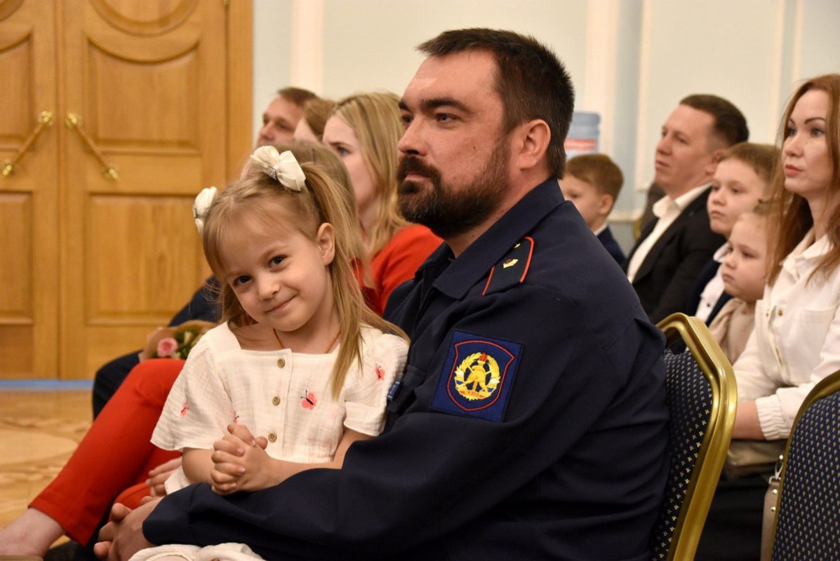 В Рязани вручили региональные награды 18 многодетным семьям и супругам, прожившим много лет в браке