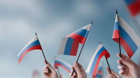 Семья французов с девятью детьми, переехавшая в РФ, попросила россиян о поддержке