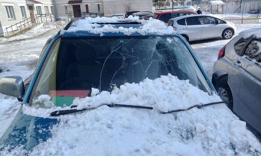 В Шимановске оштрафовали «управляйку», по вине которой упавший снег проломил крышу машины