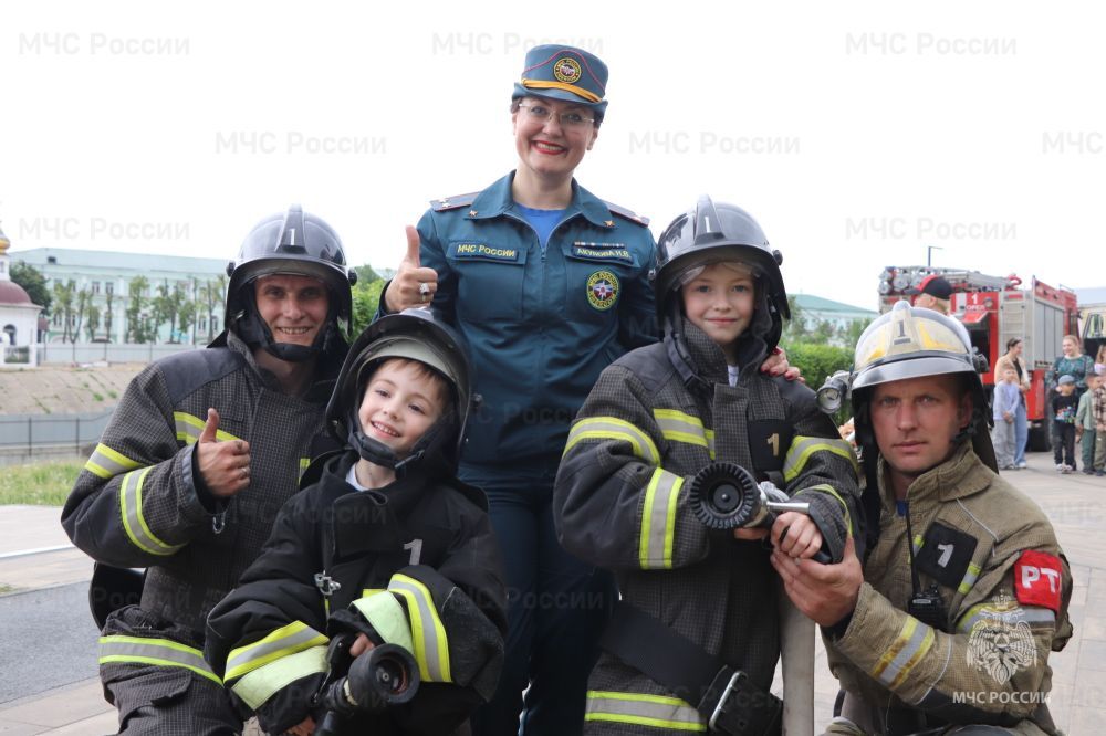 Акция «Мои безопасные каникулы»: юным орловцам сотрудники МЧС России рассказали о том, как самому выбраться из ЧС