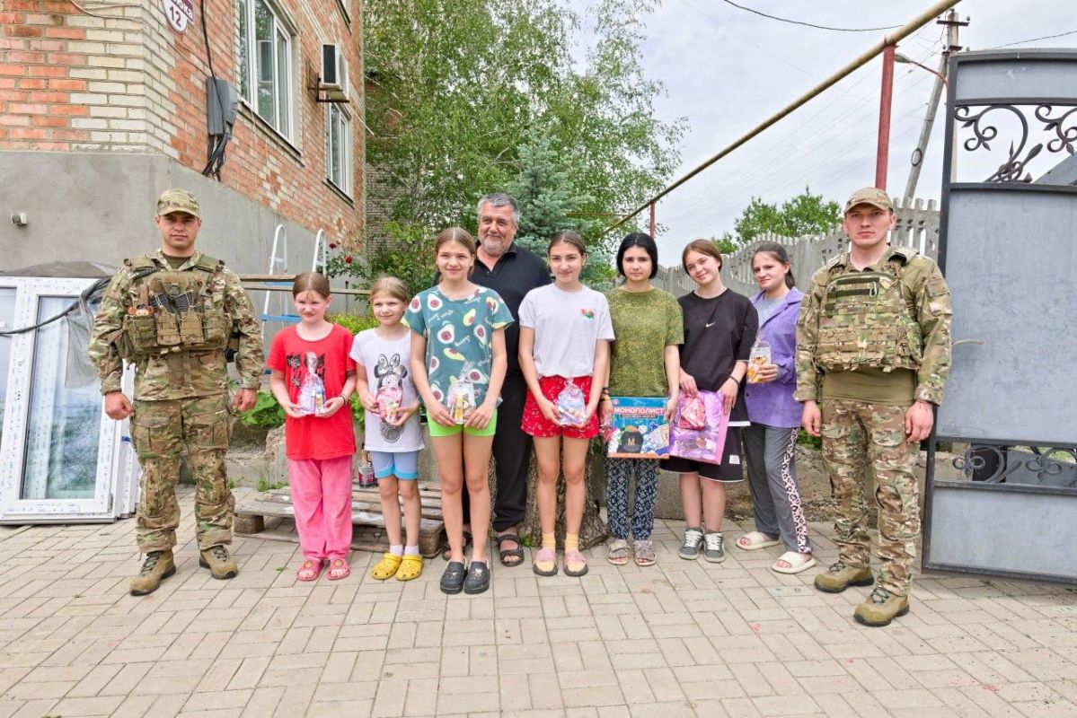 Военнослужащие с Сахалина поздравили многодетную семью из ДНР с Днем защиты детей