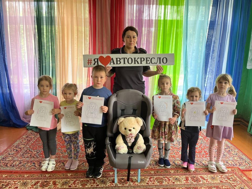 Сотрудники Госавтоинспекции Лунинского района совместно с воспитанниками детского сада в селе Родники провели пропагандистскую акцию «Я люблю автокресло!»