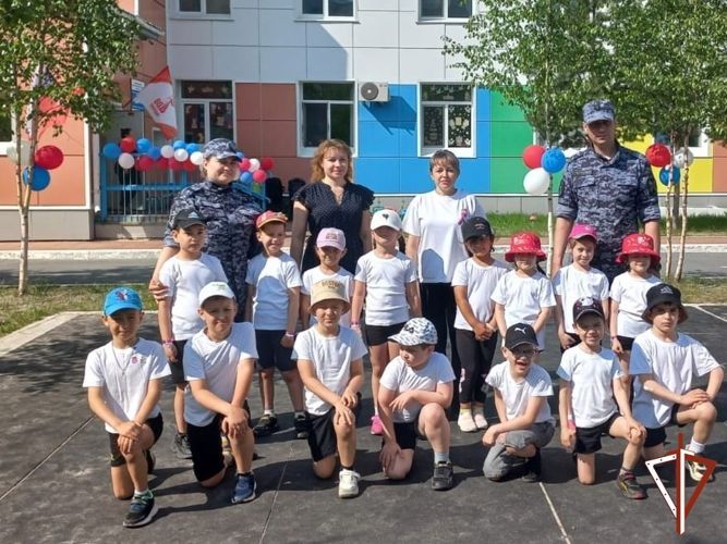 В Югре сотрудники Росгвардии провели утреннюю зарядку для воспитанников детского сада