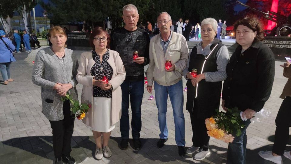 Среди присутствующих сотрудники и ветераны УВД г. Бендеры.  На площадь Героев, к братским могилам всегда приходят семьями, с детьми и внуками