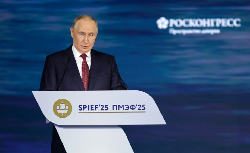 Владимир Путин выступил на пленарном заседании ПМЭФ-2025