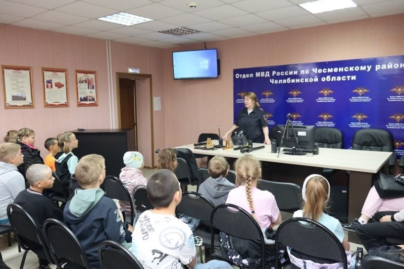В Чесменском районе сотрудники полиции провели День открытых дверей для воспитанников детского лагеря