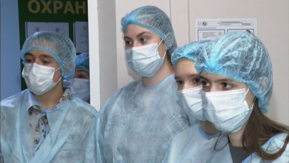 Примерить медицинский халат и поработать хирургическими инструментами