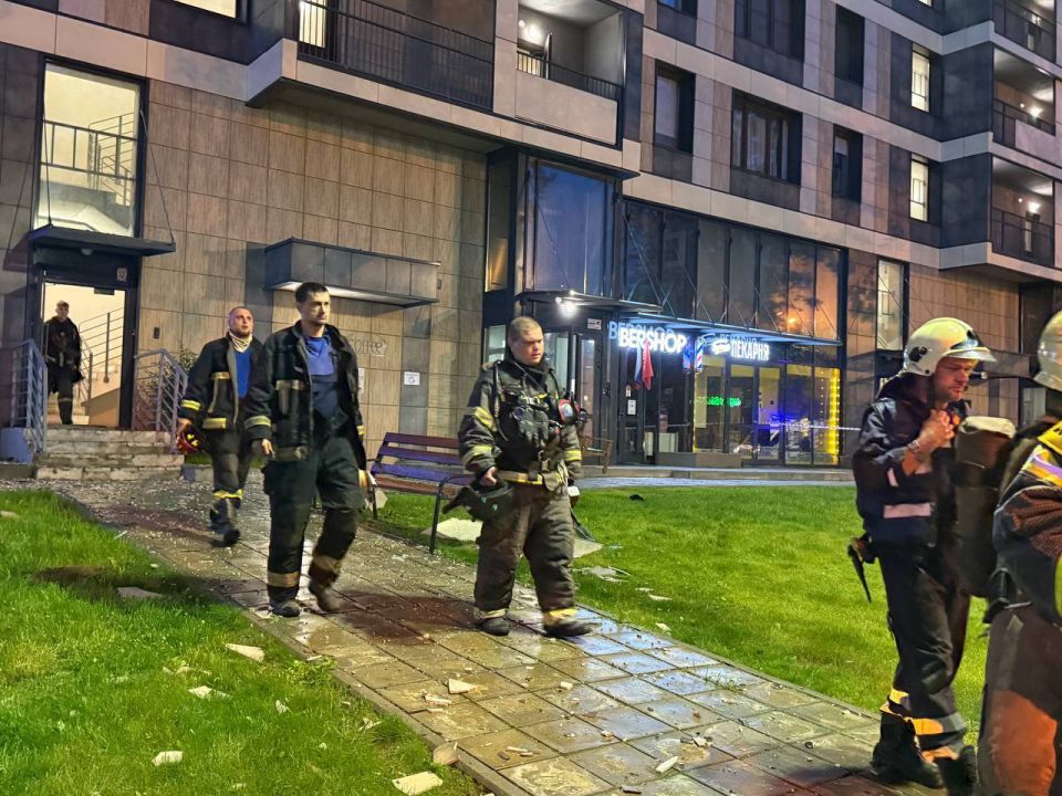 Ночью дрон попал в жилой дом в Красногорске, загорелась квартира на 17-м этаже