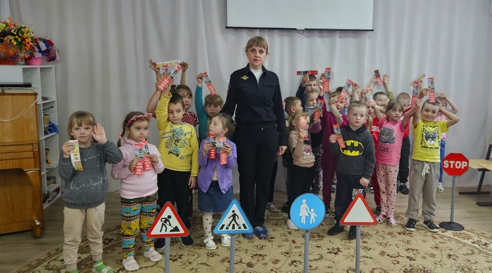 Западнодвинские автоинспекторы провели мероприятие по Правилам дорожного движения для воспитанников детского сада