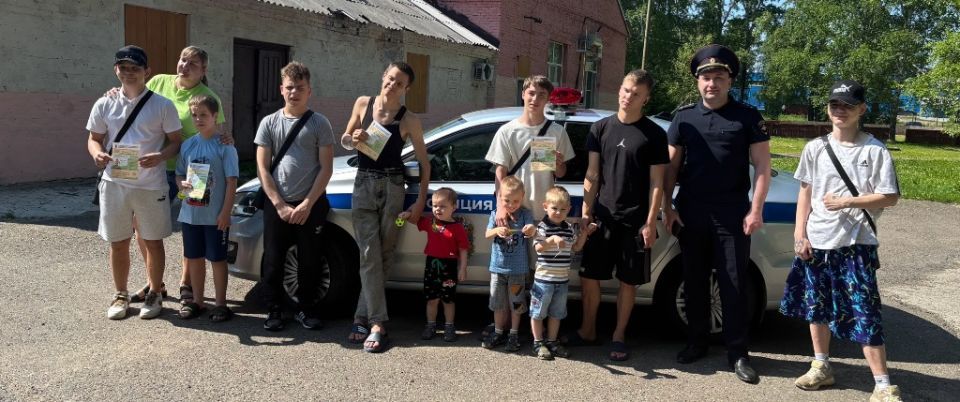 В Лесосибирске сотрудники Госавтоинспекции провели инструктаж по дорожной безопасности для воспитанников Детского дома