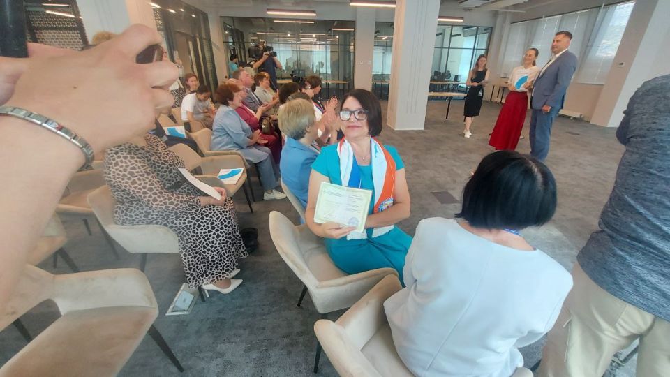 Первые 12 выпускниц «Школы нянь» сегодня получили сертификаты