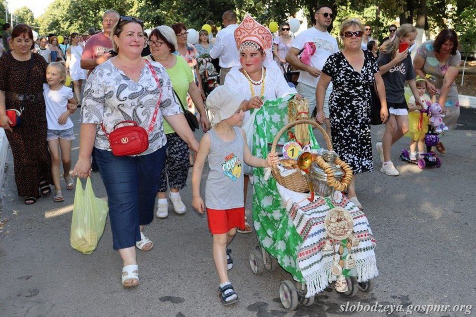 Парад детских колясок в Слободзее: праздник национальных культур