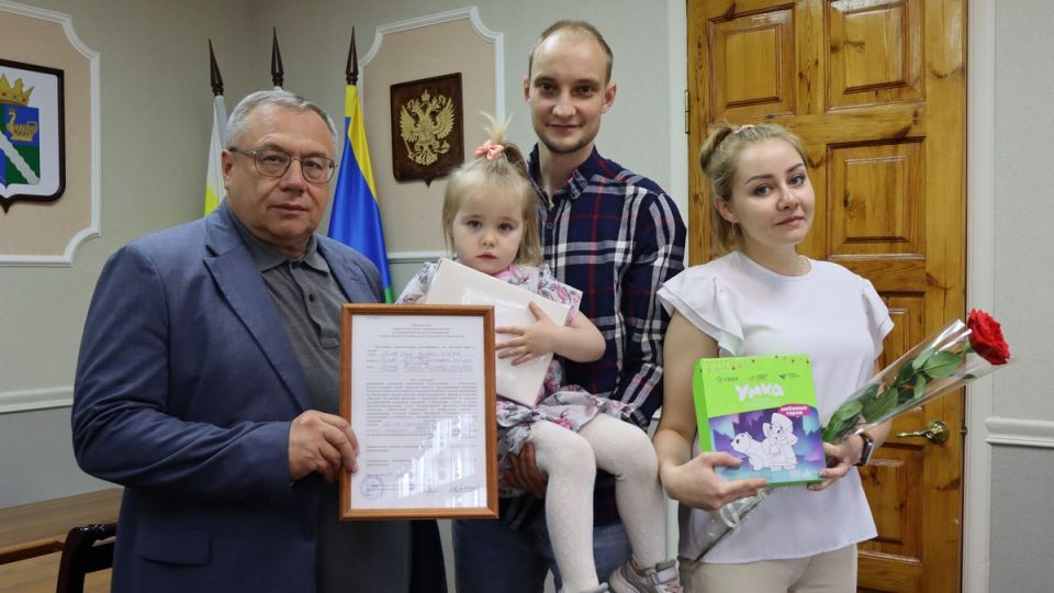 Глава Касимовского округа Иван Бахилов вручил свидетельство о праве на получение социальной выплаты для приобретения жилья супругам Рыжовым