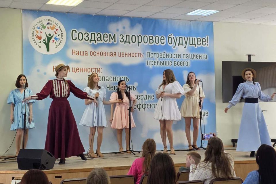 Участники фестиваля «Уральская ночь музыки» выступили перед пациентами Свердловской областной детской больницы