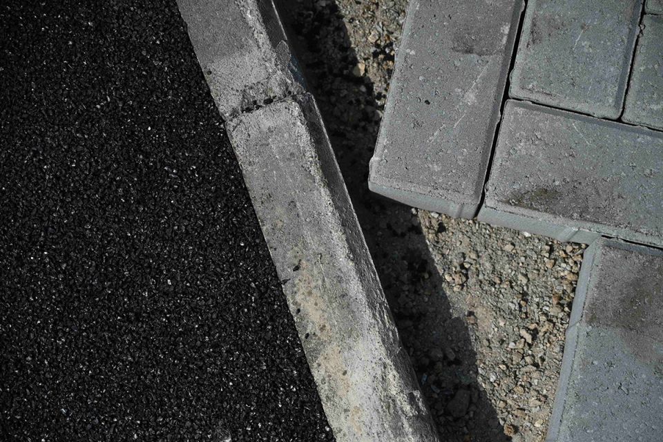 В Долгодеревенском сделали тротуар на дороге к детскому саду