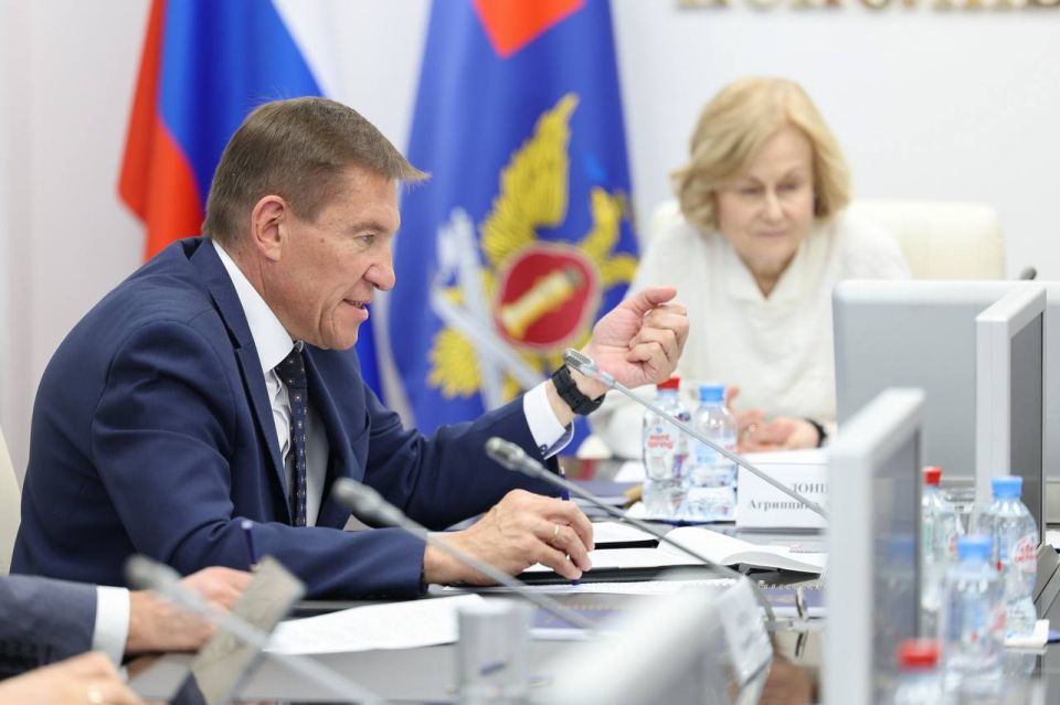 В своем выступлении Дарья Донцова сделала акцент на усилении контроля за помощью, которая оказывается многодетным семьям, и привлечении широкой аудитории общественности к проблеме наркомании среди несовершеннолетних