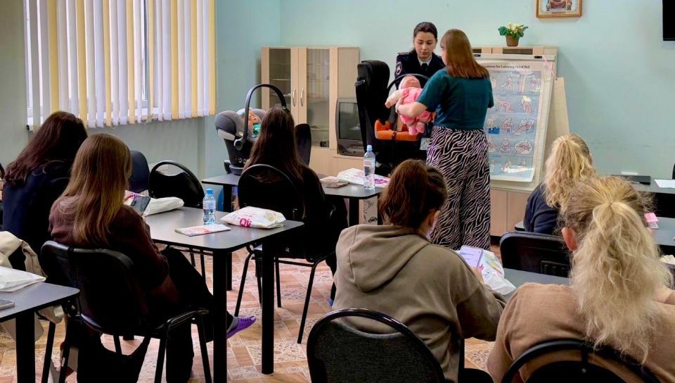 В перинатальном центре Новгородской области световозвращающие элементы вошли в состав подарочных наборов для новорожденных