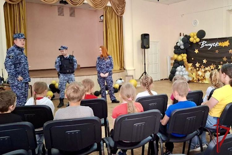 В Лодейном Поле сотрудники Росгвардии провели встречу с воспитанниками детского лагеря