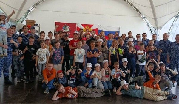 Росгвардейцы провели занятие с московскими школьниками на Поклонной горе